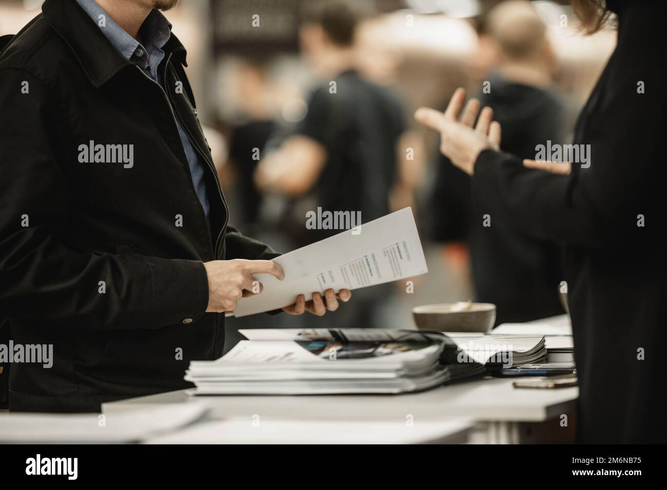 Geschäftsleute tauschen Werbematerial und Broschüren über Geschäftstreffen auf Messen aus. Geschäftsgespräch Geschäftskonzept Stockfoto