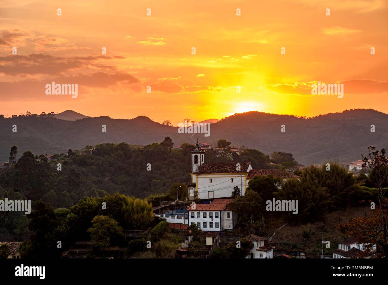 Alte historische Kirche bei Sonnenuntergang in Ouro Preto Stockfoto