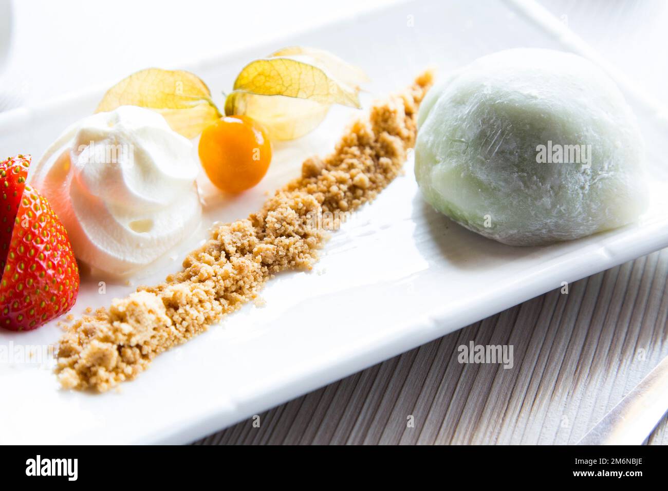 Mochi ist ein japanischer Kuchen aus Mokigome, einem kleinen, glutinären Reiskorn. Der Reis wird zu einer Paste gepresst und in die gewünschte Form geformt. Stockfoto