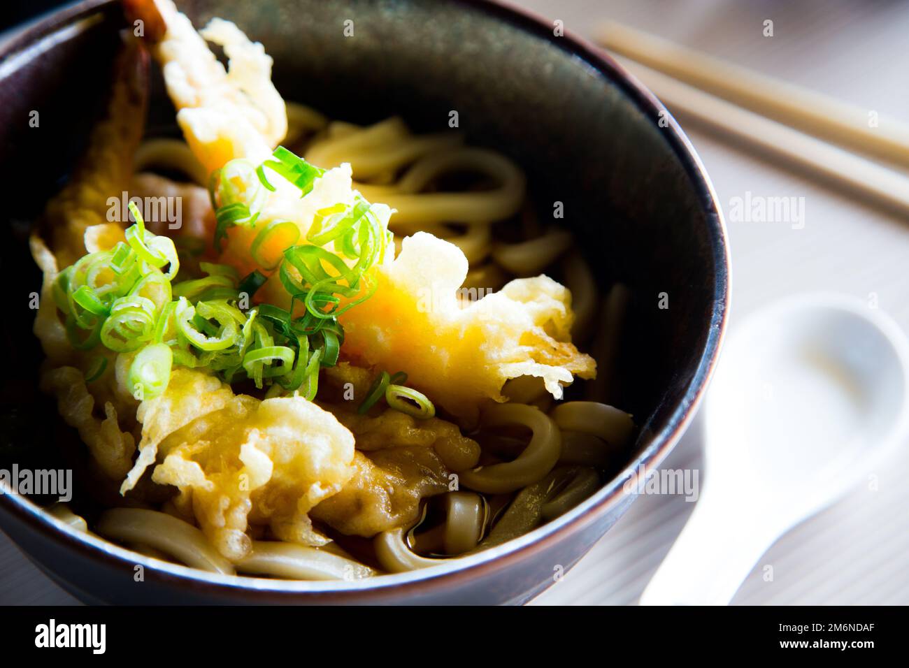 Japanische Suppe Ramen mit Garnelen in Tempura. Traditionelles Osaka ...