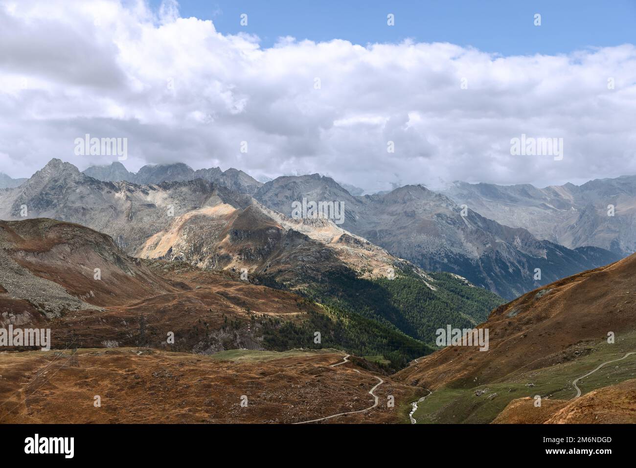 Malerische Aussicht auf das nördliche Gebiet des Parco Nazionale del Gran Paradiso (Gran Paradiso Nationalpark), Wasserbach und Wanderweg Stockfoto