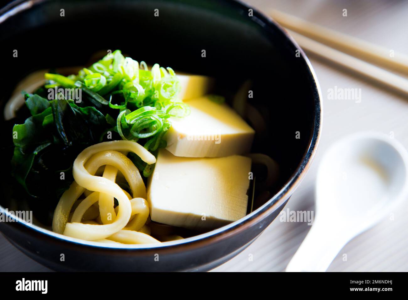 Miso-Suppe mit Tofu ist eine japanische Suppe aus Dashi-Brühe und Miso ...