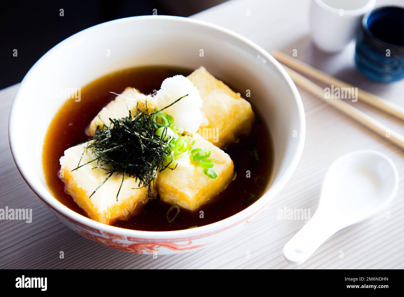 Miso-Suppe mit Tofu ist eine japanische Suppe aus Dashi-Brühe und Miso ...