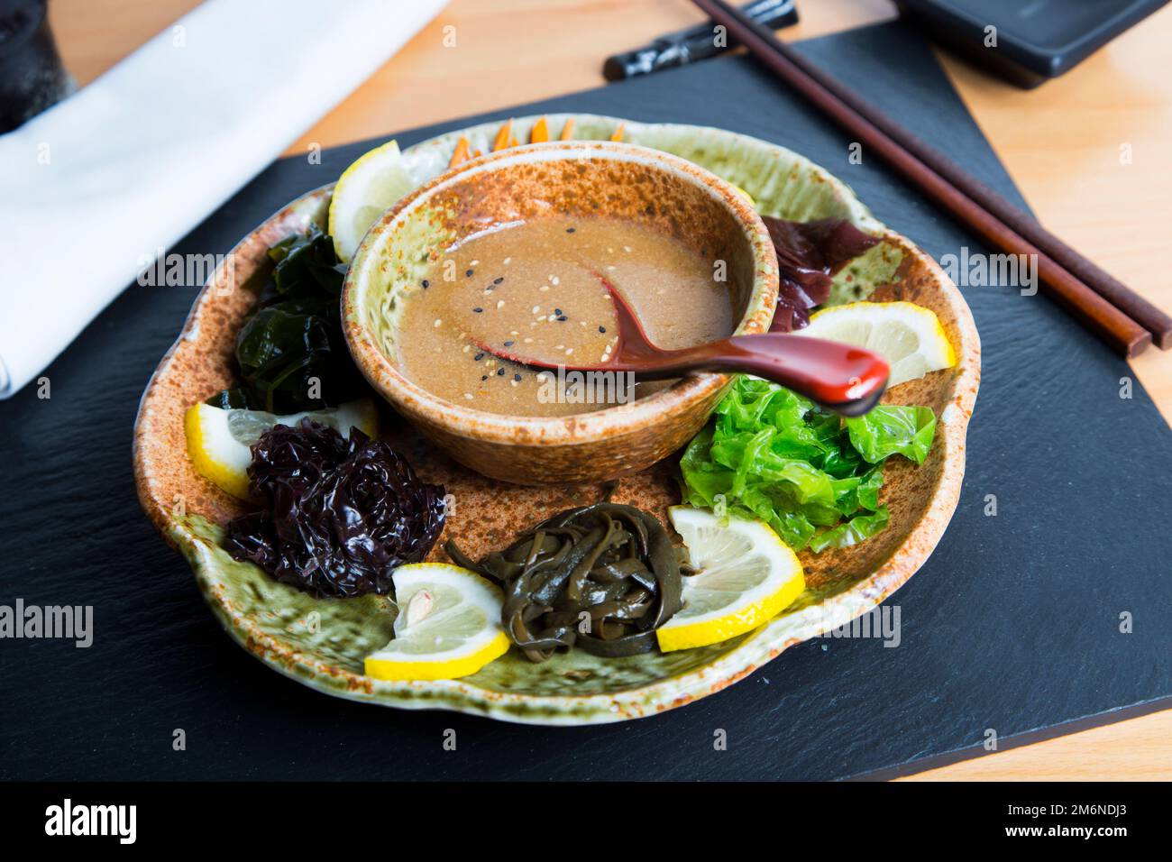 Miso Suppe ist eine japanische Suppe aus Dashi-Brühe und Miso-Paste, die ihr ihren Namen gibt. Es kann mit Tofu oder Nudeln serviert werden. Stockfoto