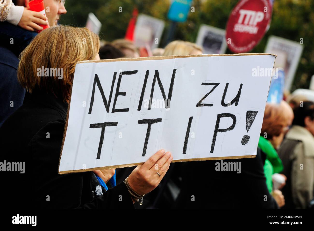 Wien, Österreich. 11. Oktober 2014. Demonstration gegen TTIP (Transatlantische Handels- und Investitionspartnerschaft) und CETA (umfassendes Wirtschafts- und Handelsabkommen) in Wien Stockfoto