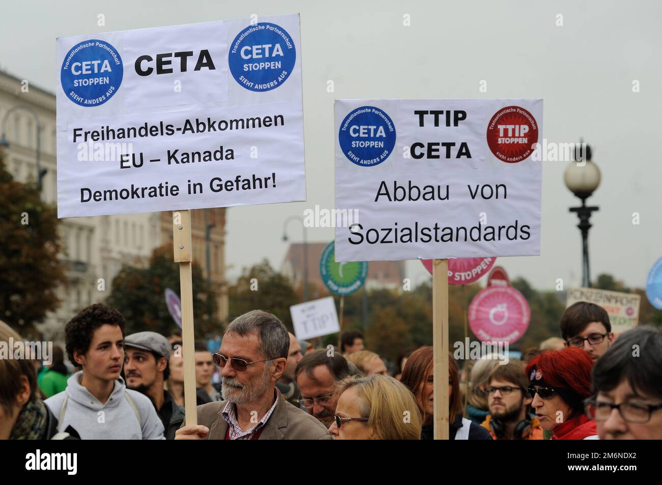 Wien, Österreich. 11. Oktober 2014. Demonstration gegen TTIP (Transatlantische Handels- und Investitionspartnerschaft) und CETA (umfassendes Wirtschafts- und Handelsabkommen) in Wien Stockfoto