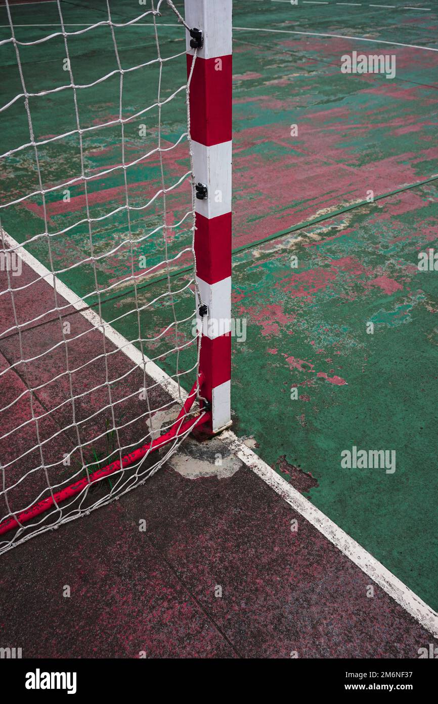 Alte, verlassene Street-Football-Tor-Sportausrüstung Stockfoto