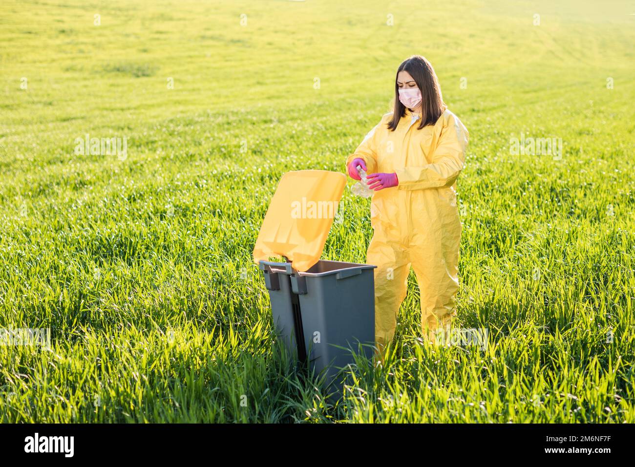 Hand wegwerfen Plastikflasche in der Natur. Umweltschäden durch Kunststoffabfälle.Umweltschutz Stockfoto