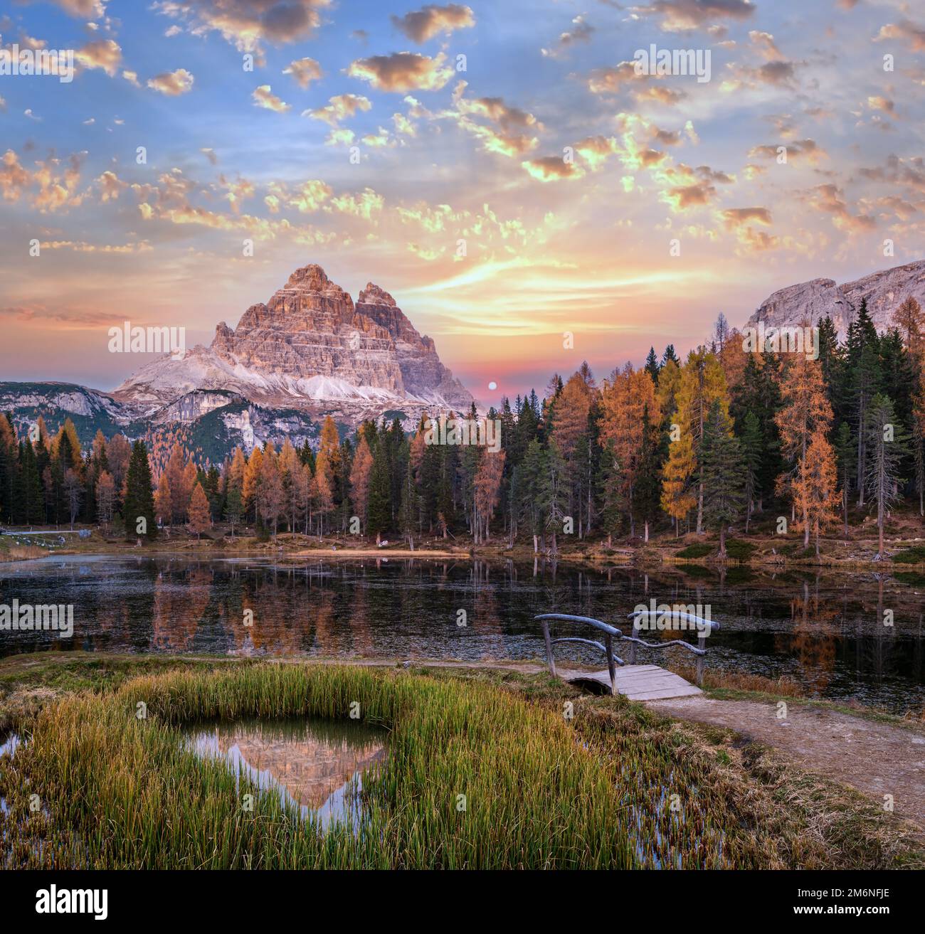 Schöner Herbstabend Antorno See und drei Zinnen von Lavaredo, Dolomiten, Italien Stockfoto