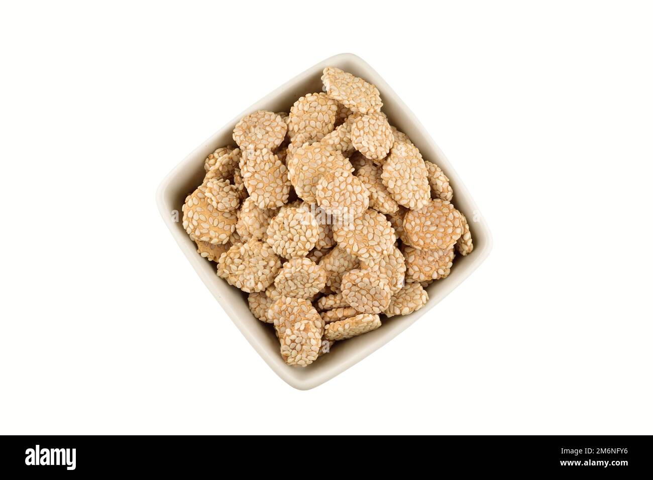 Indischer Winter-Snack-Revari in Schüssel isoliert auf weißem Hintergrund mit Schnittpfad Stockfoto