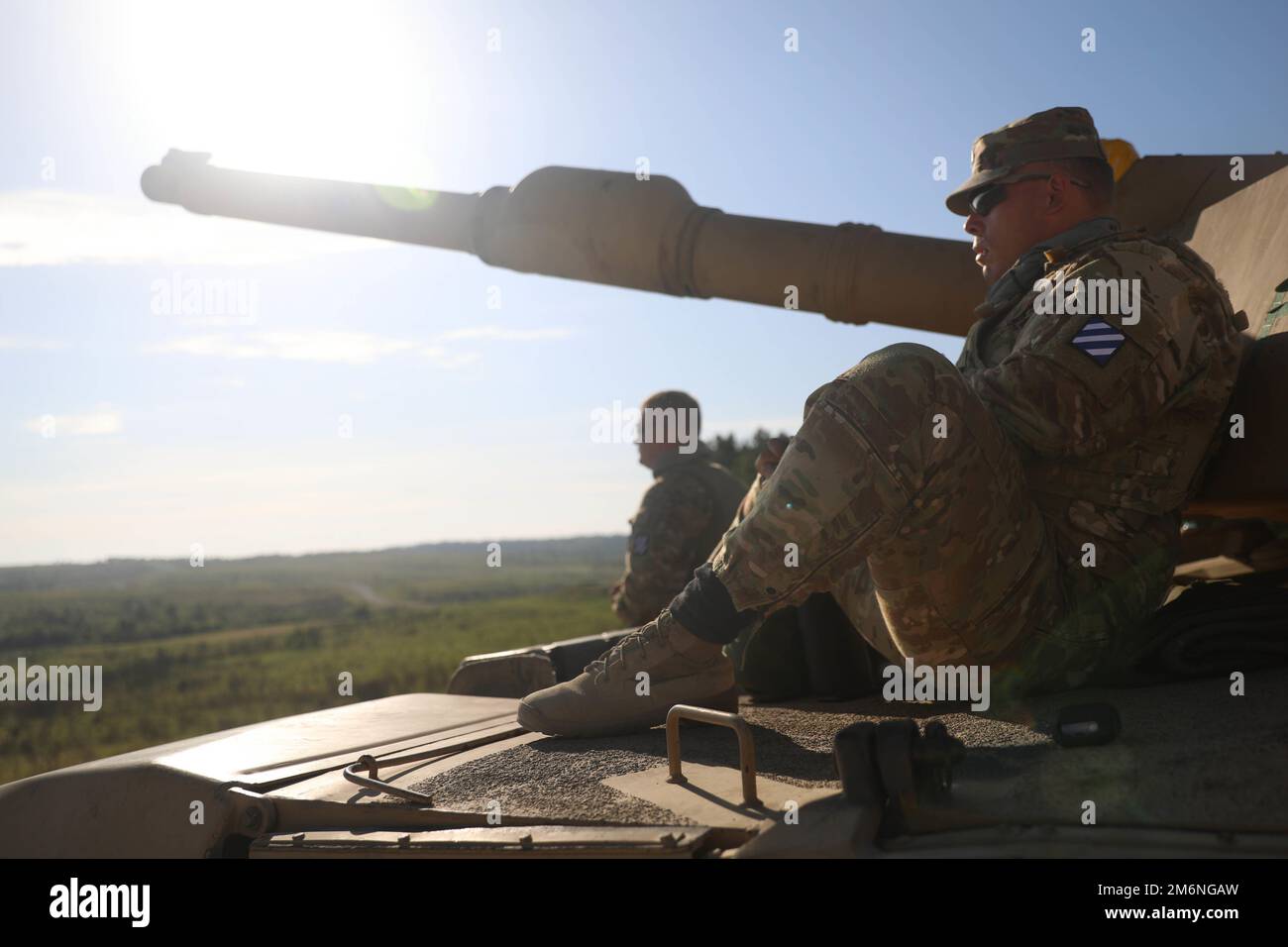 Staff Sgt. Steven D. Shives, ein Panzerkommandant der Abrams, der Meisterschütze des Panther-Bataillons, 2. Bataillon, 69. Panzerregiment, 2. Panzerbrigade-Kampfteam, 3. Infanteriedivision, wartet darauf, während des Sullivan-Pokals in Fort Benning, Georgia, 3. Mai 2022 Boresight-Operationen zu beginnen. Der Sullivan Cup erfordert die Beherrschung individueller Aufgaben, technische und taktische Kompetenz und die Fähigkeit, eine Vielzahl von Manöver-, Nachhaltigkeit- und Kampffähigkeiten zu demonstrieren. Stockfoto