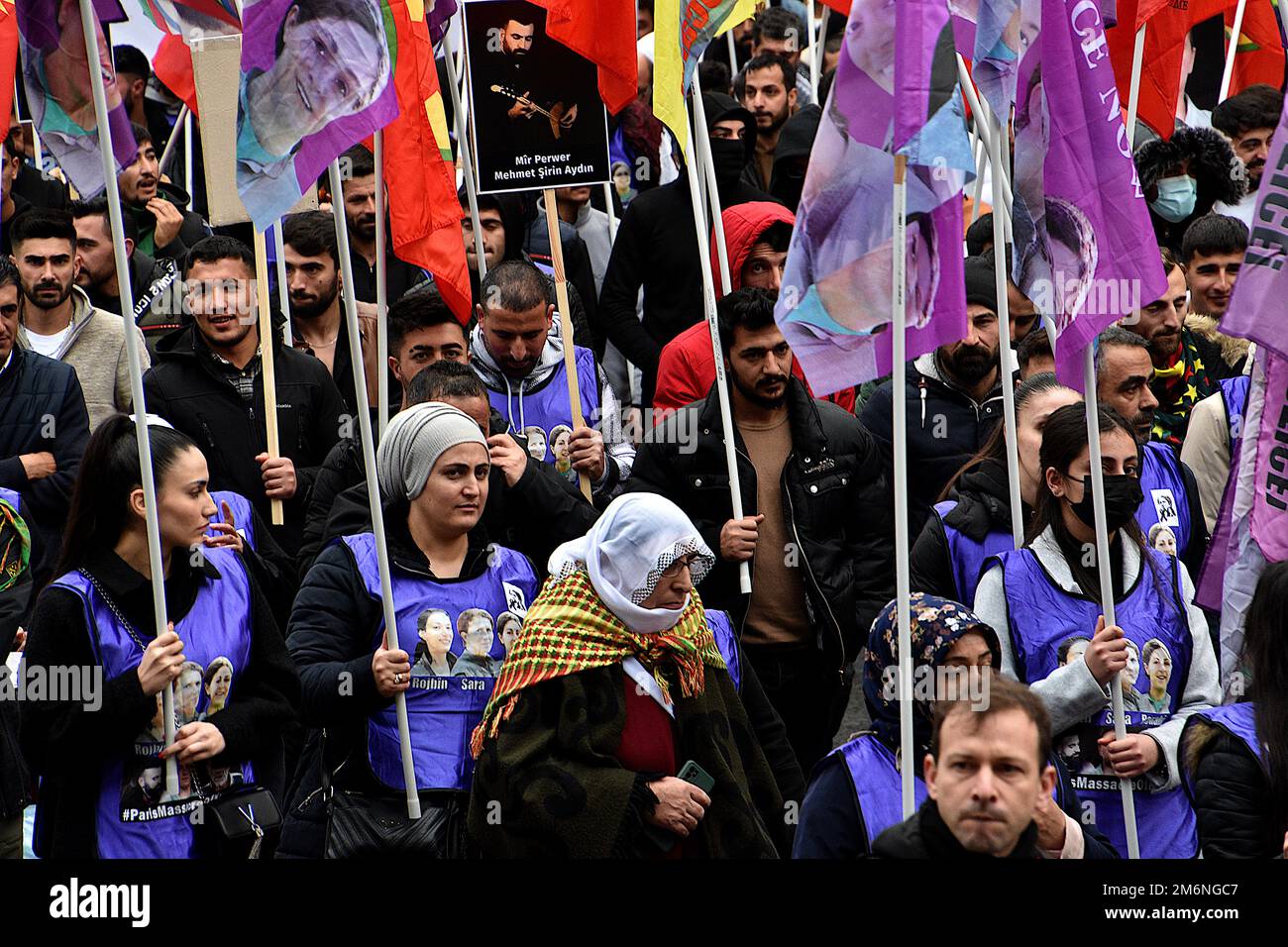 Marseille, Frankreich. 30. Dezember 2022. Kurdische Demonstranten halten während der Demonstration Flaggen und Plakate. Die kurdische Gemeinde Marseille demonstriert nach den Schüssen, die am 23. Dezember 2022 in der Nähe eines kurdischen Kulturzentrums in Paris abgefeuert wurden und 6 Opfer, darunter 3 Tote, zurückließen. Kredit: SOPA Images Limited/Alamy Live News Stockfoto