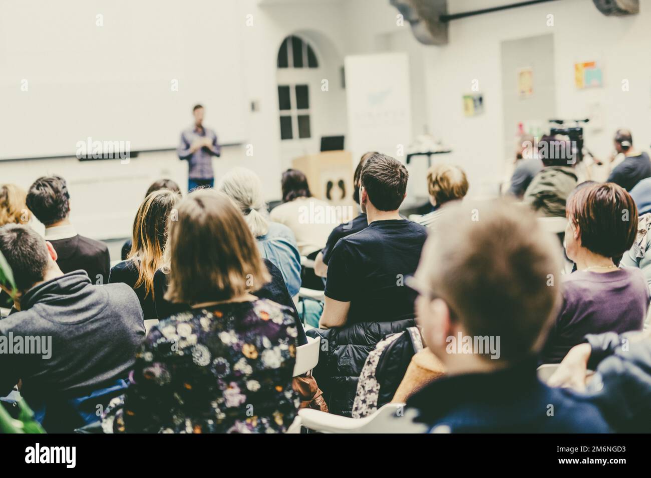 Sprecher männlich, Präsentation im Hörsaal Workshop. Publikum im Saal. Ansicht der Rückseite des unbekannter Teilnehmer im Publikum. Wissenschaftliche Konferenzen. Stockfoto