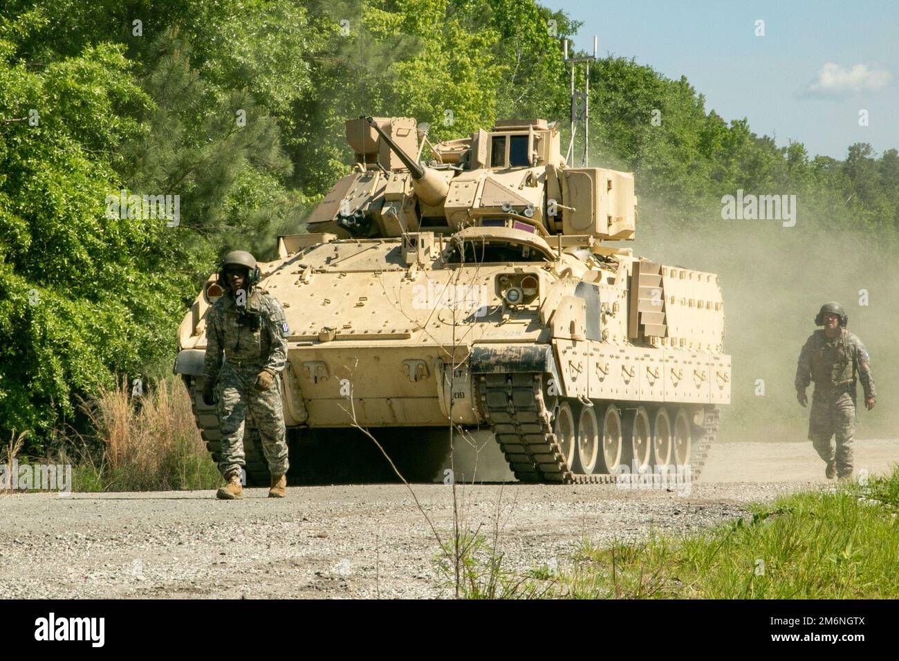 Staff Sgt. Julian Gaitor, ein M2A3 Bradley Kampffahrzeug-Kommandant, Tyler McGinnis, ein Bradley-Schütze, beide dem 3. Bataillon, dem 67. Rüstungsregiment, dem 2. Brigaden-Kampfteam und der 3. Infanteriedivision zugeteilt, leitet ihr Fahrzeug, nachdem es auf einer Piste als Teil von Table VI während des Sullivan Cup in Fort Benning, Georgia, 3. Mai 2022 geschossen hat. Der Sullivan Cup stellt die Ausbildung und Ausbildung vor, die erforderlich ist, um die neuesten Fortschritte der Armor-Modernisierung zur Unterstützung der Kampfteams und Kavallerieformationen der Panzerbrigade zu nutzen. Stockfoto