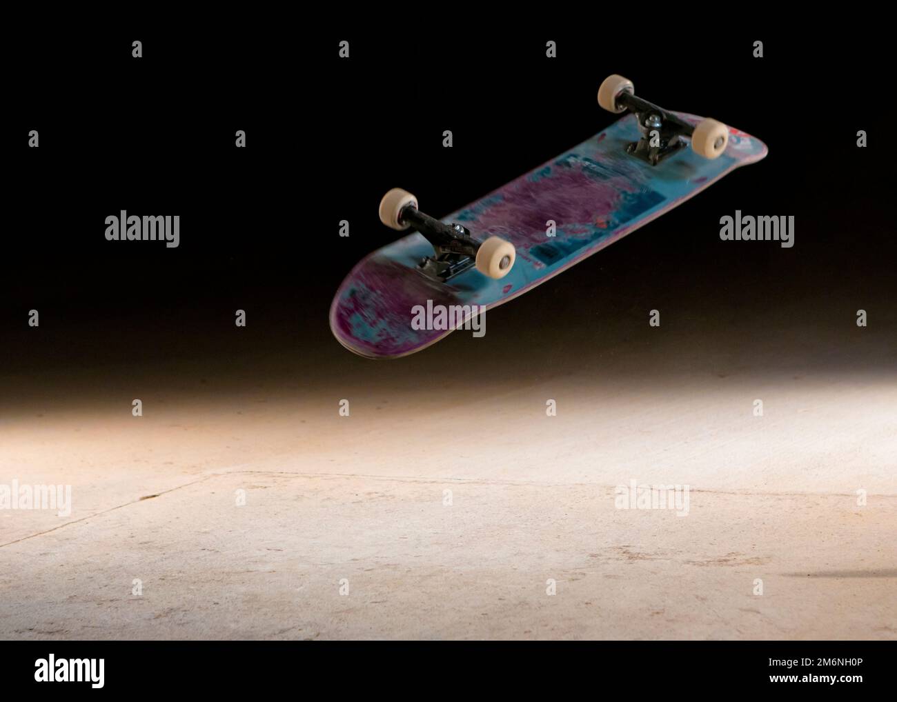 Ein Skateboard, das in der Luft hängt Stockfoto