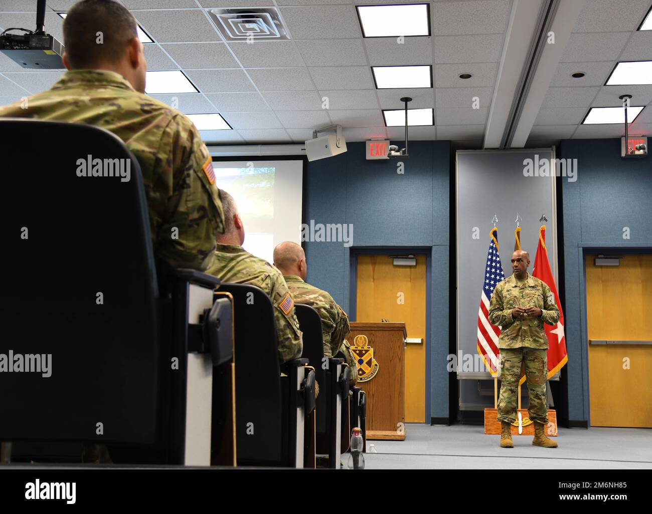 USA General Gary Brito, stellvertretender Stabschef der G-1, spricht auf einem Symposium der Führungsebene am United States Army Warrant Officer Career College am 3. Mai 2022 in Fort Rucker, Alaa, an. Stockfoto