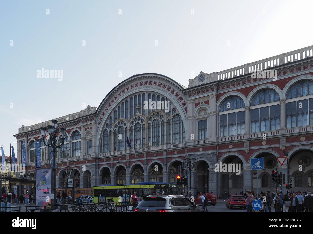 TURIN, ITALIEN - CA. 2022. OKTOBER: Bahnhof Torino Porta Nuova Stockfoto