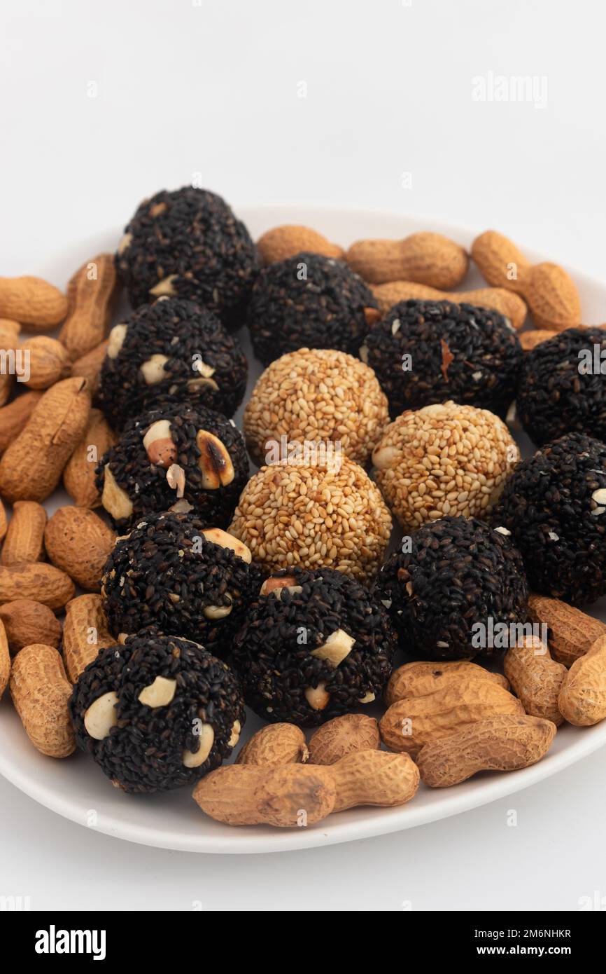 Indische Winterdelikatesse Schwarze Kugelförmige Kaala Tilgul Laddu Oder Grünkohl Til Ki Laddo Besteht Aus Geröstetem Sesamsamen, Jaggery, Gur, Erdnuss, Gud, Mungfali I Stockfoto