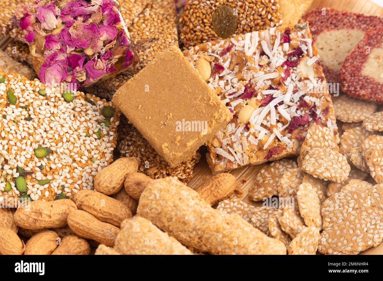 Gulab Gajak Mithai, Pista Gazak, Til Patti Oder Papdi, Til Laddu Oder Ladoo, Revdi Und Rewri Aus Tilgul, Mungfali, Sesamsamen, Jaggery Gud, Badam Und Stockfoto