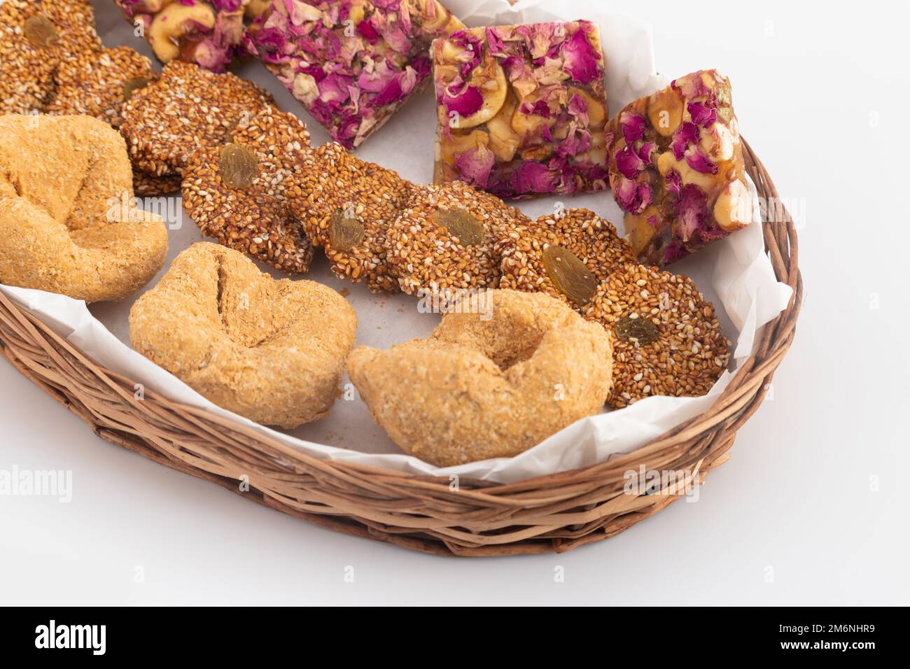 Gulab Gajak Mithai, Pista Gazak, Til Patti Oder Papdi, Til Laddu Oder Ladoo, Revdi Und Rewri Aus Tilgul, Mungfali, Sesamsamen, Jaggery Gud, Badam Und Stockfoto