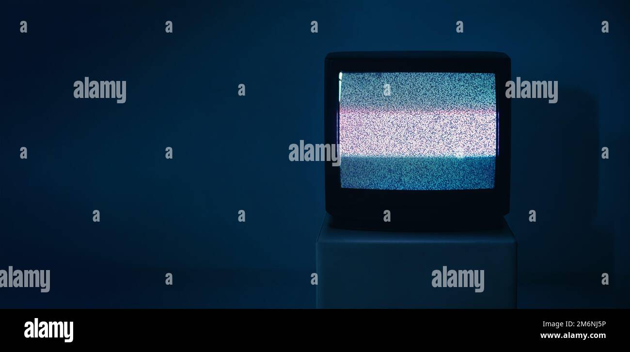 Kein TV-Signal auf altem Fernseher mit Kopierbereich auf dunklem Hintergrund Stockfoto