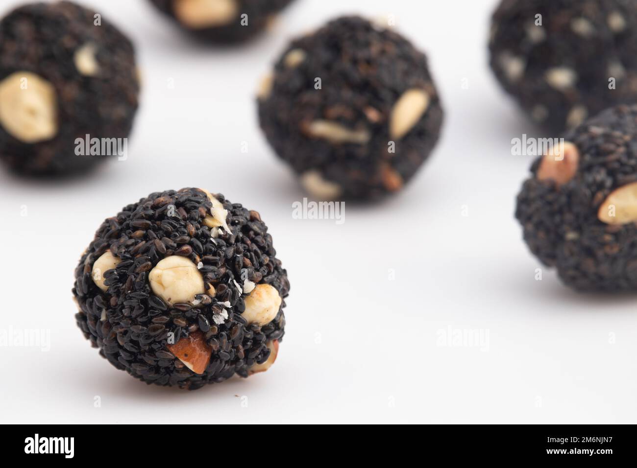 Indische Winterdelikatesse Schwarze Kugelförmige Kaala Tilgul Laddu Oder Grünkohl Til Ki Laddo Besteht Aus Geröstetem Sesamsamen, Jaggery, Gur, Erdnuss, Gud, Mungfali I Stockfoto