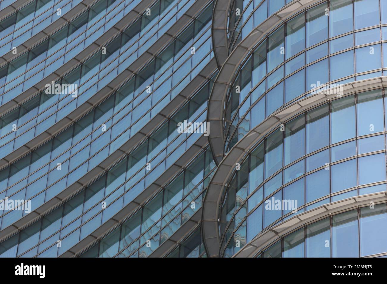 Mailand, Italien - 15. März 2024: Detail des Unicredit Tower Wolkenkratzers auf der Piazza Gae Aulenti, Porta Nuova Geschäfts- und Wohnviertel. Stockfoto