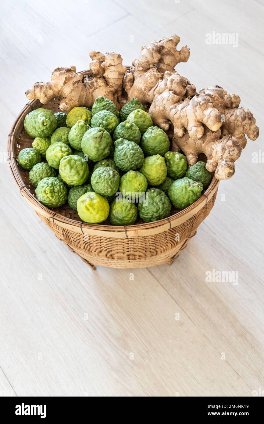 Korb voll mit Kaffirkalk und Ingwer mit antioxidativen und entzündungshemmenden Eigenschaften für Ihr Wohlbefinden Stockfoto