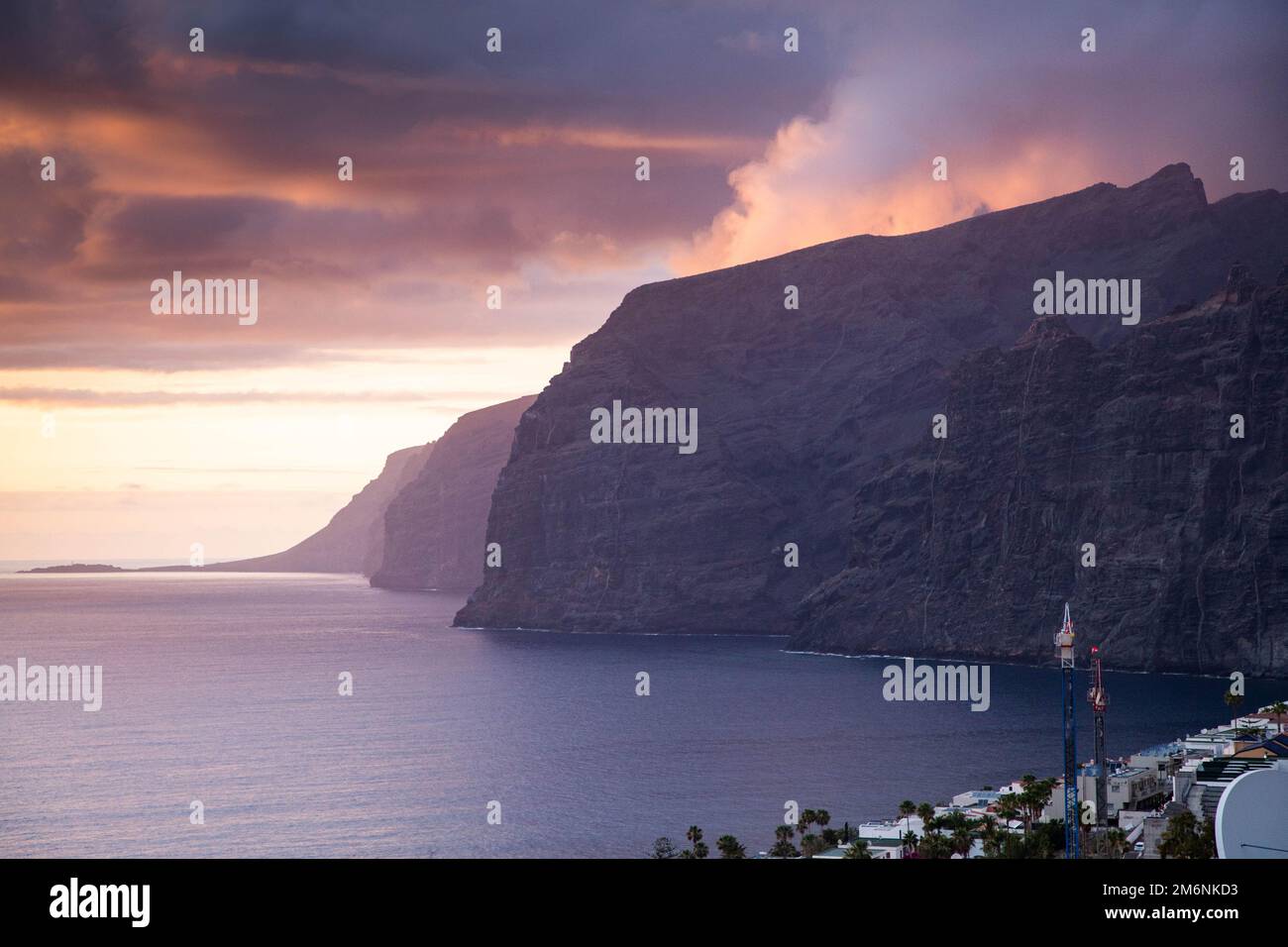 Herrlicher Sonnenuntergang über Los Gigantes Teneriffa Stockfoto