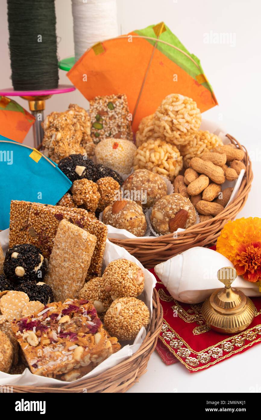Indische Winterdelikatessen wie Tilgul, Til Mithai, Gajak, Chikki ...