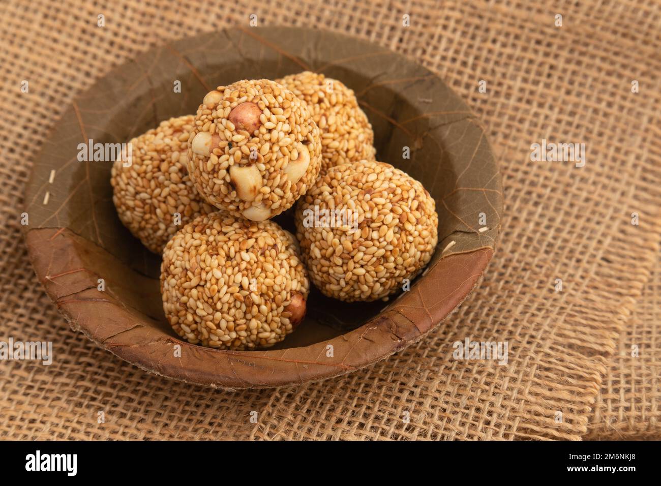 Indische Winterdelikatesse Weißer Kugelförmiger Tilgul Laddu Oder Safed Til Ki Laddo Besteht Aus Geröstetem Sesamsamen, Jaggery, Gur, Erdnuss, Gud, Mungfali Ist Enj Stockfoto