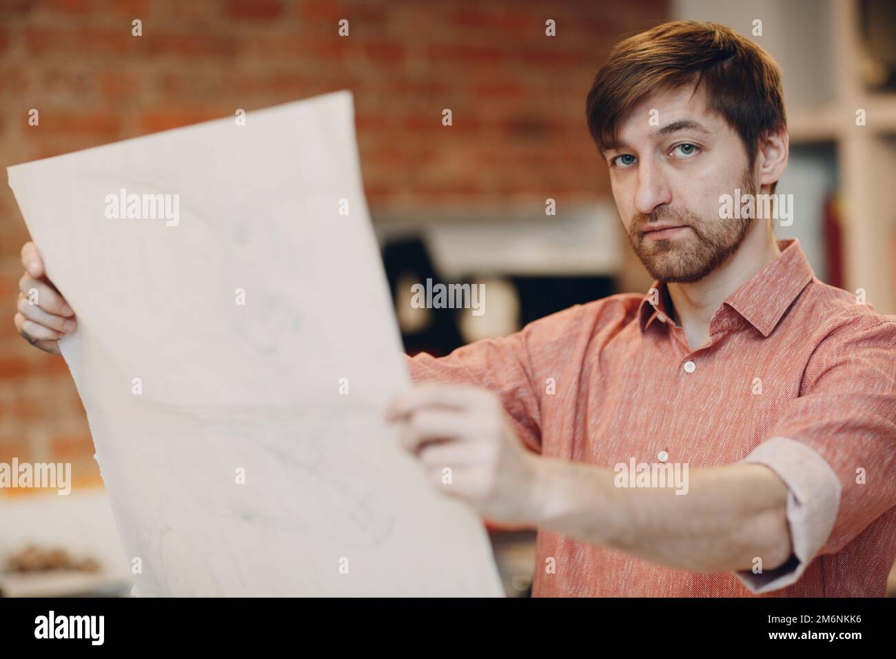Architekt mit Bauplänen und Layout-Design-Projekt im Architekturbüro Stockfoto