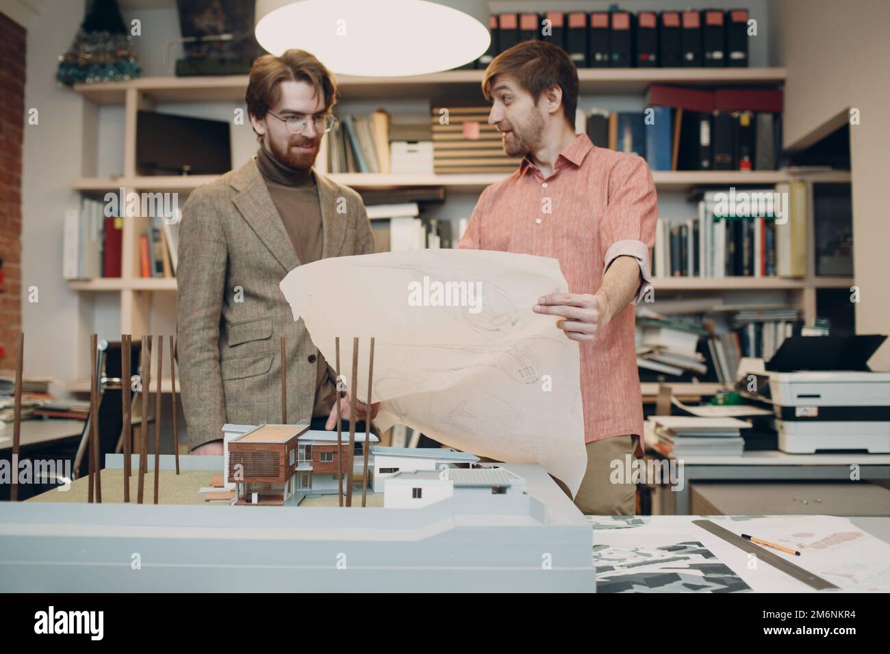 Architekt mit Bauplänen und Layout-Design-Projekt im Architekturbüro Stockfoto