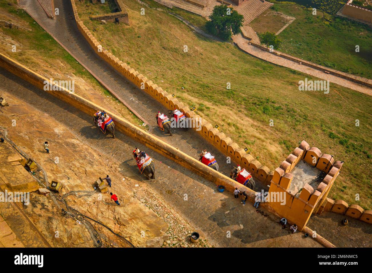 Touristen auf Elefanten reiten aufsteigen in Amer fort Stockfoto