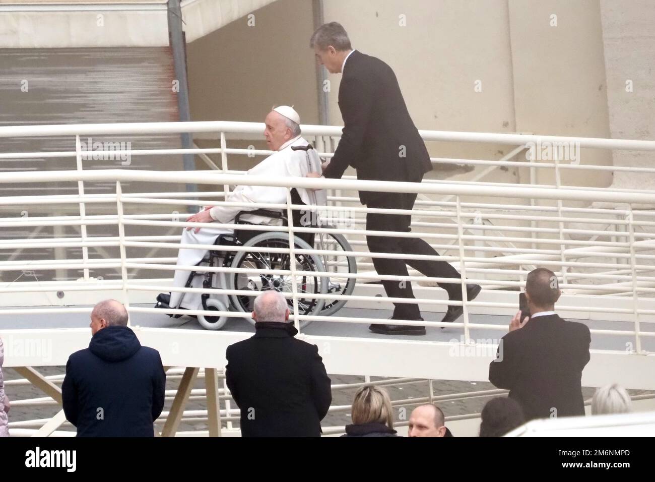 Jorge Mario Bergoglio "Papst Franziskus" während der Beerdigung von Joseph Aloisius Ratzinger "Papst Benedikt XVI.", die in St. Petersplatz in Rom. Rom, Italien, 05. Januar 2023. (Foto: Vincenzo Izzo/Sipa USA) Stockfoto