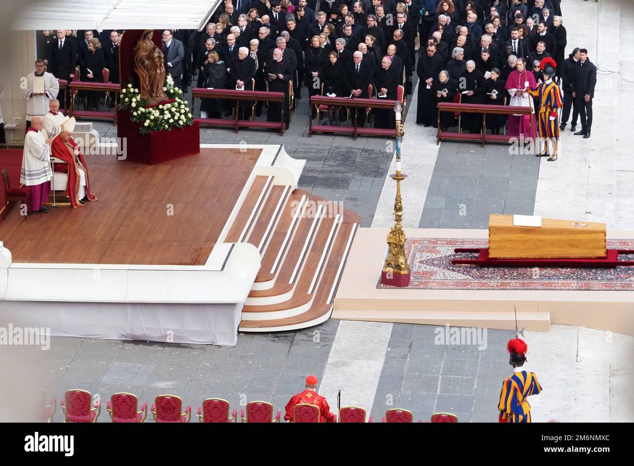 Jorge Mario Bergoglio "Papst Franziskus" während der Beerdigung von Joseph Aloisius Ratzinger "Papst Benedikt XVI.", die in St. Petersplatz in Rom. Rom, Italien, 05. Januar 2023. (Foto: Vincenzo Izzo/Sipa USA) Stockfoto