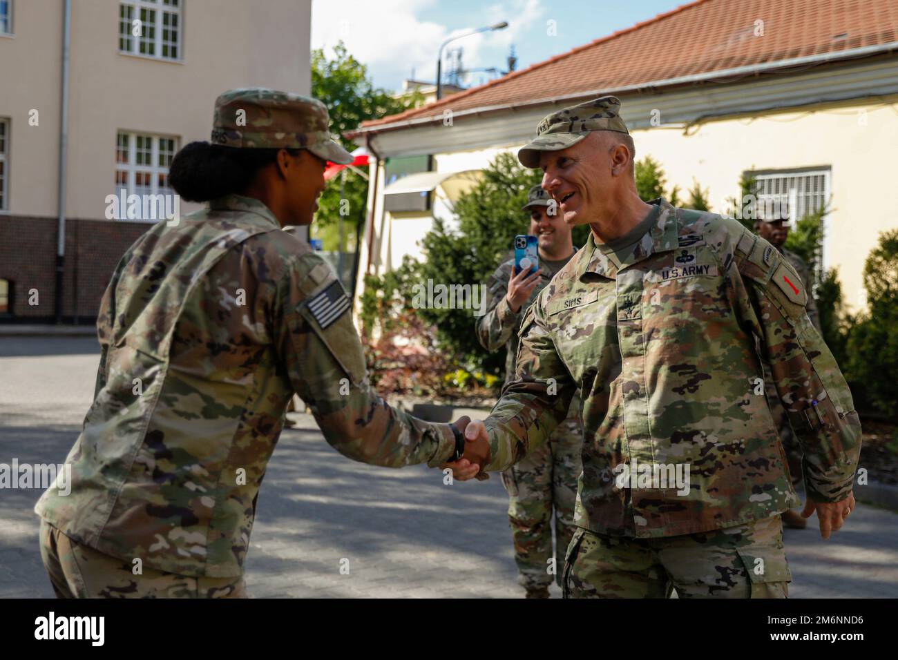 USA Generalleutnant da Sims, kommandierender General der 1. Infanterie-Division, gratuliert den USA Armeekapitän Daizjah Morris, Executive Officer des stellvertretenden Befehlshabers - Unterstützung, der 1. Infanterieabteilung während ihrer Beförderungszeremonie in Posen, Polen, am 3. Mai 2022 zugewiesen wurde. Die 1. Infanterieabteilung ist unter anderem dem V Corps, dem in Europa stationierten amerikanischen Stürmer, zugeordnet, das mit NATO-Verbündeten zusammenarbeitet. Stockfoto