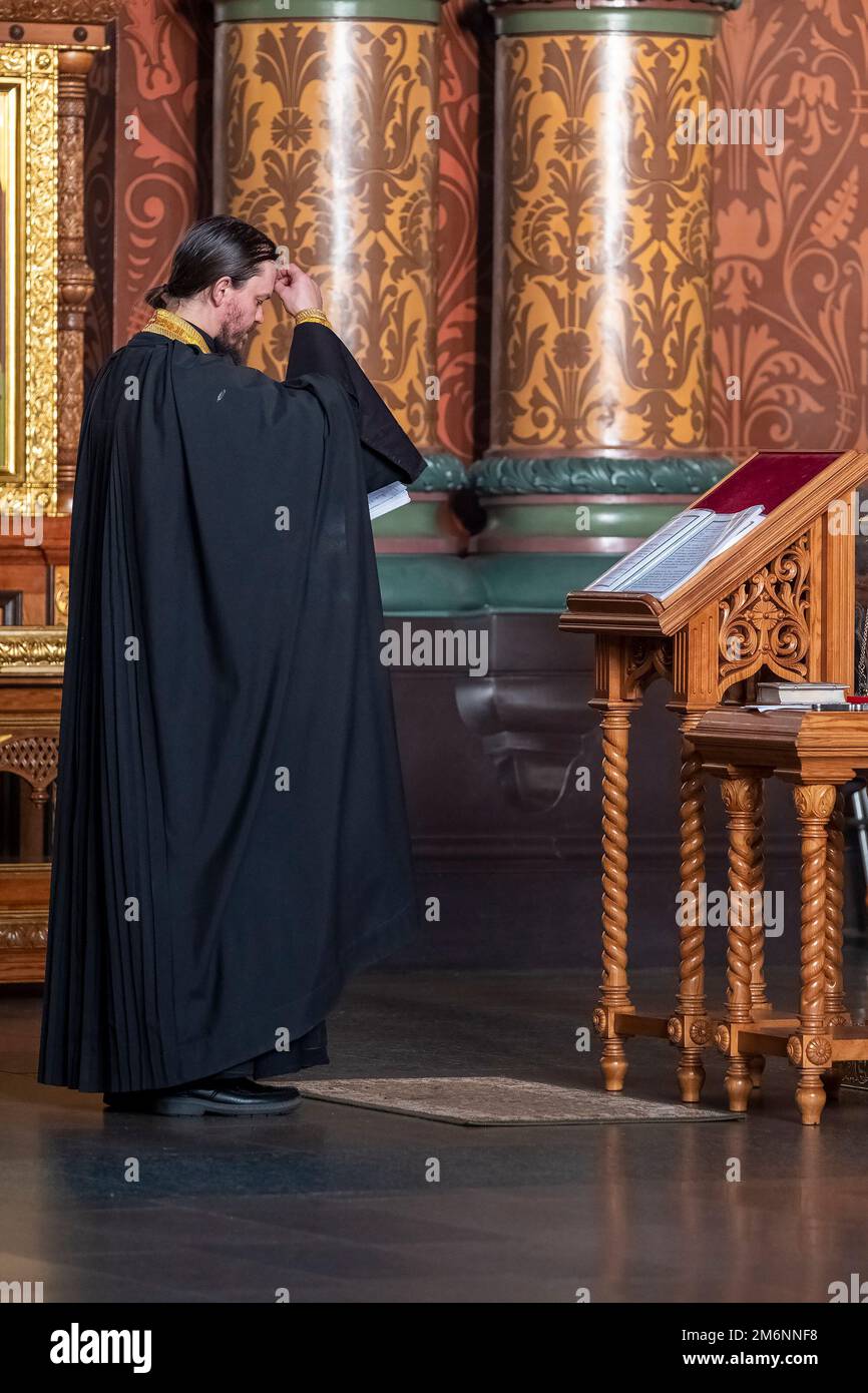 Der orthodoxe Priester hält die Messe in der Kirche der Heiligen Mutter Gottes, Sankt Petersburg, Russland Stockfoto