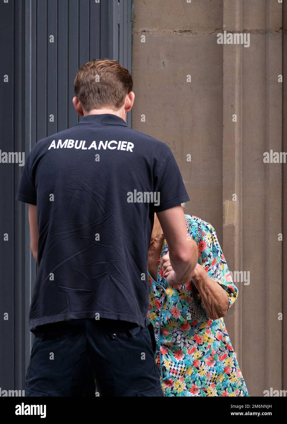 Betreuung älterer Menschen, Sanitäter, der einer älteren Frau hilft Stockfoto