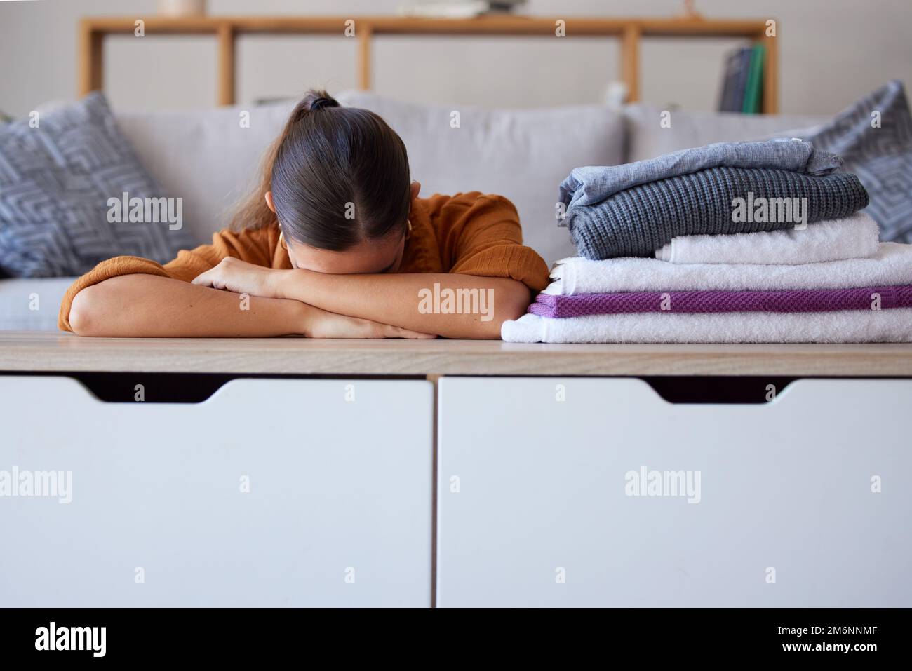 Frau, Stress oder Wäsche im Wohnzimmer, Apartment oder Hotel für Housekeeping, Gesundheits- oder Hygienepflege. Burnout, Angst oder Müdigkeit Stockfoto