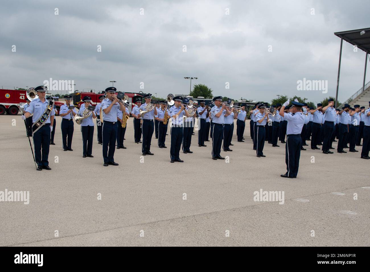 USA Die Air Force Band of the West führt die Nationalhymne während der Zeremonie zum Wechsel des Luftwaffenstützpunkts 502., 3. Mai 2022, Pfingston Basic Military Training Center, Joint Base San Antonio-Lackland, Texas, auf. Der 502D Air Base Flügel beherbergt die Joint Base San Antonio, die 11 geografisch unterschiedliche Standorte vereint, darunter JBSA-Fort Sam Houston, JBSA-Lackland, JBSA-Randolph und JBSA-Camp Bullis. Stockfoto