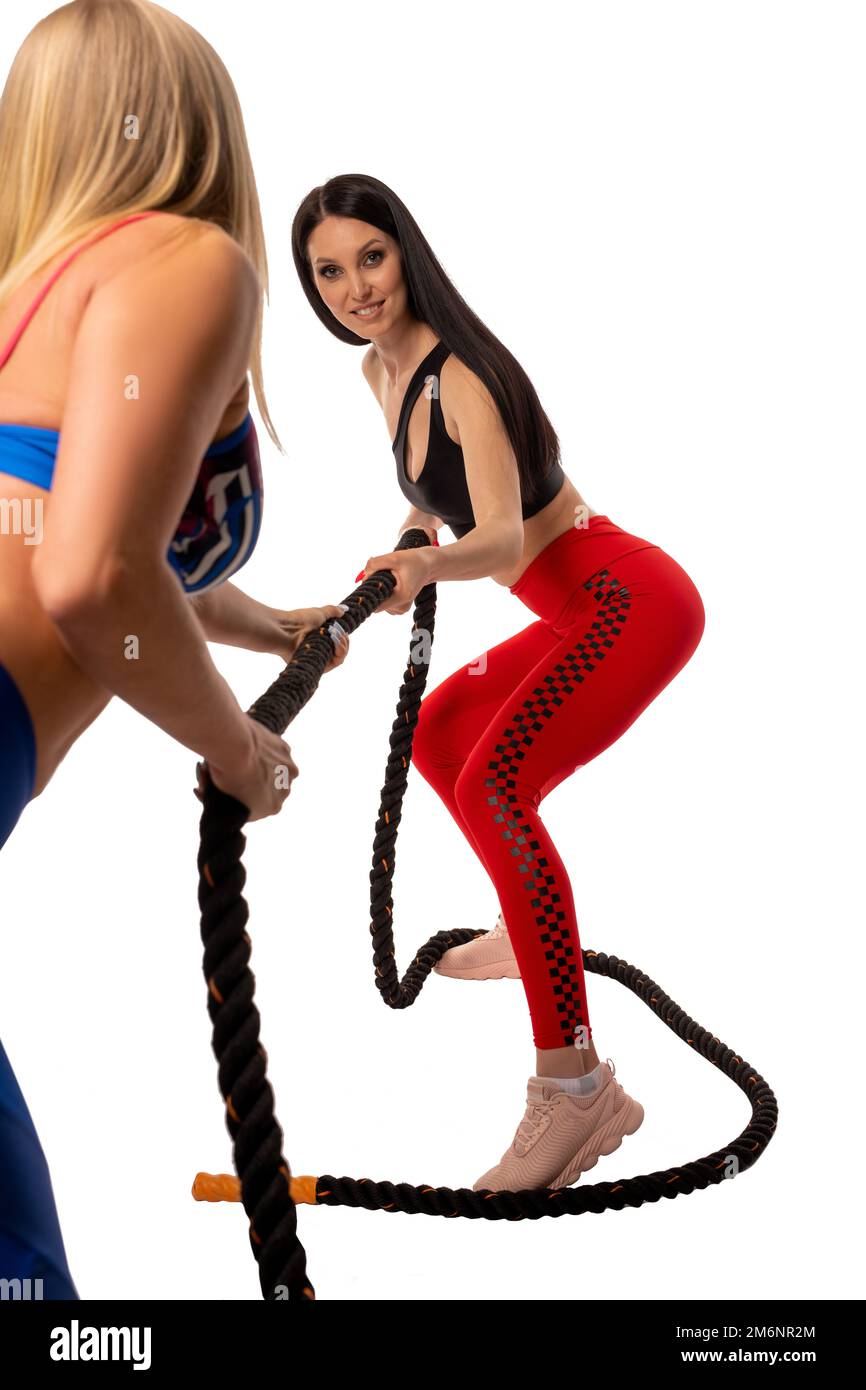 Weibliche Athleten spielen gemeinsam das Tauziehen Stockfoto