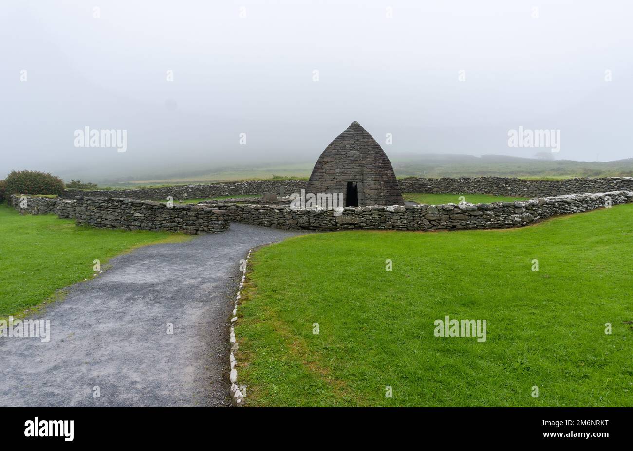 Landschaftsblick auf die frühchristliche Kirche Gallarus Oratory in der Grafschaft Kerry an einem nebligen Morgen Stockfoto