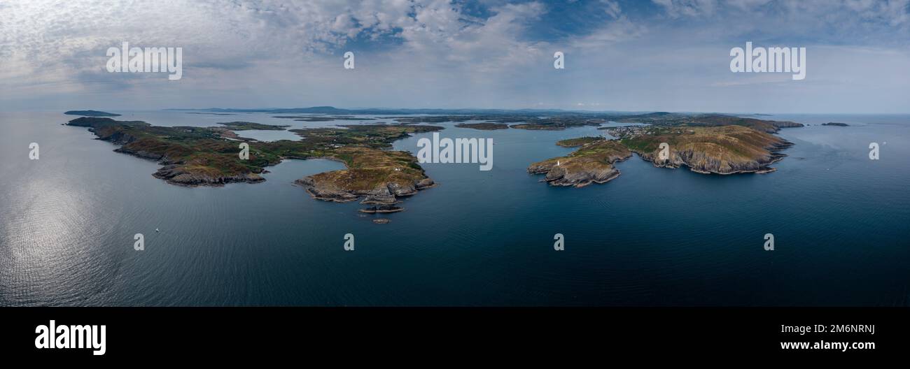 Eine weite Panoramalandschaft der Inseln und der Küste des Hafens von Baltimore im Westen von Cork County in Irland Stockfoto