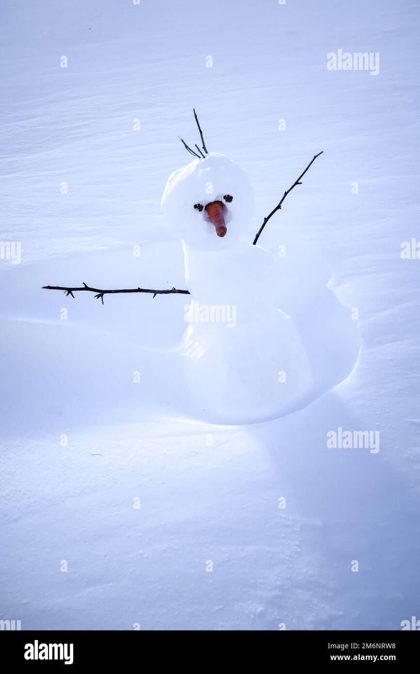 Schneemann im Schnee im Winter Stockfoto