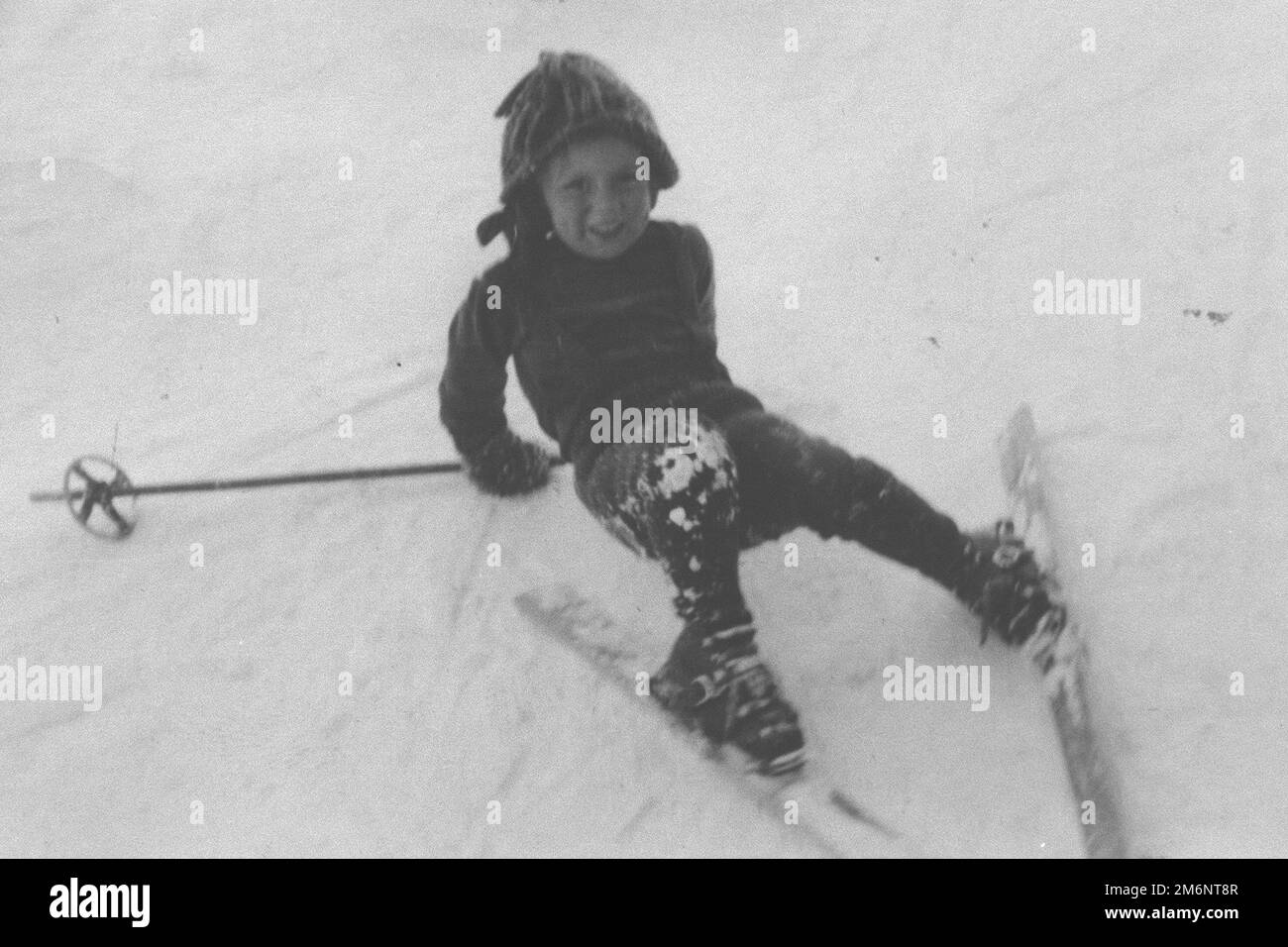ROSI MITTERMAIER starb im Alter von 72 Jahren nach einer langen und schweren Krankheit. ARCHIVFOTO: Rosi MITTERMAIER, Deutschland, als Kind im Alter von dreieinhalb Jahren, im Winter 1953/54, macht die ersten unsicheren Versuche Ski zu fahren, privat, Kinderfoto, Schwarzweißfoto, ca. 15. Februar 1954. Â Stockfoto