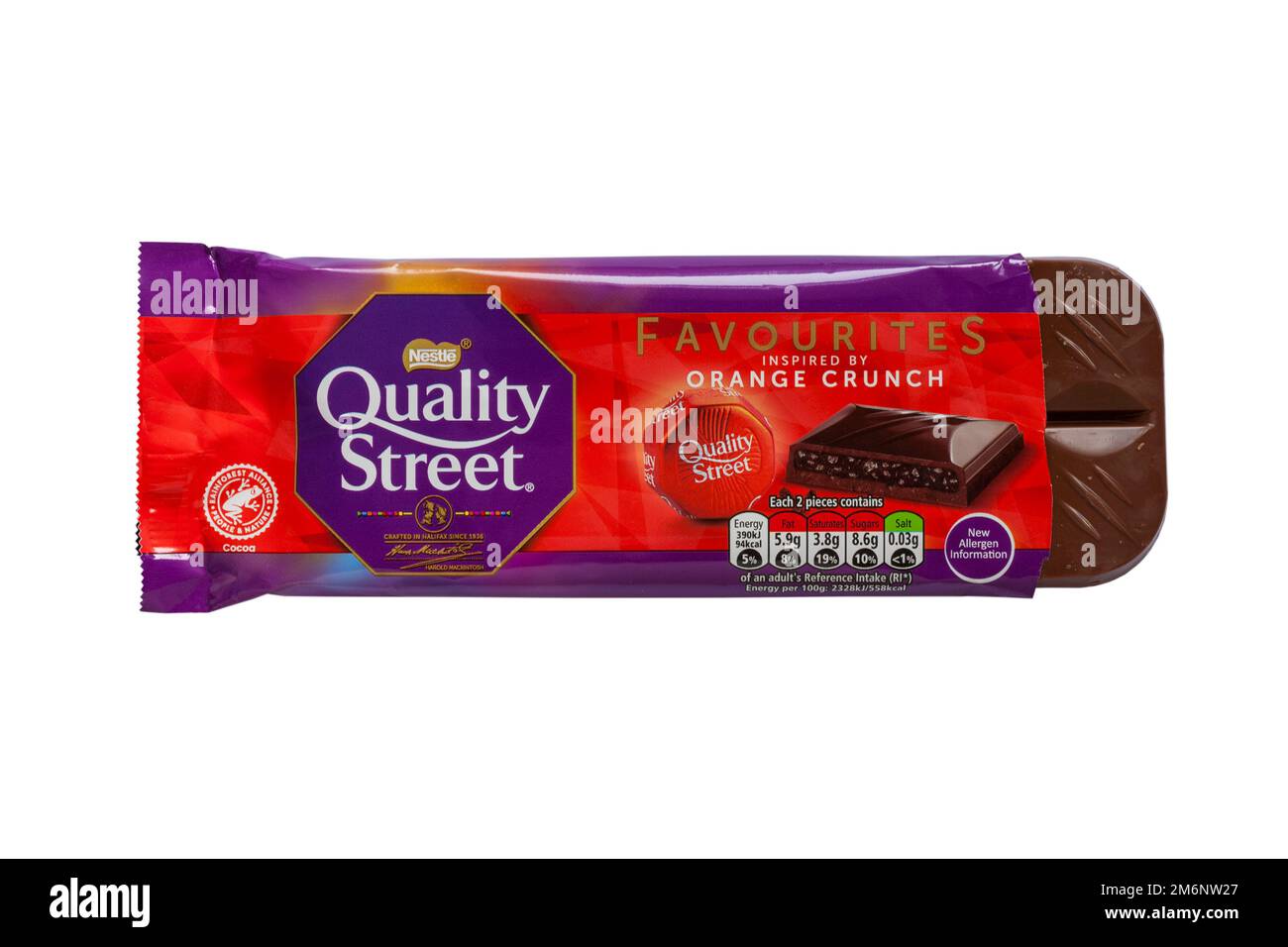 Bar of Quality Street Favourites inspiriert vom Orange Crunch Schokoladenriegel aus Nestle geöffnet, um Inhalt auf weißem Hintergrund zu zeigen Stockfoto Bar of Quality Street Favourites inspiriert vom Orange Crunch Schokoladenriegel aus Nestle geöffnet, um Inhalt auf weißem Hintergrund zu zeigen Stockfoto