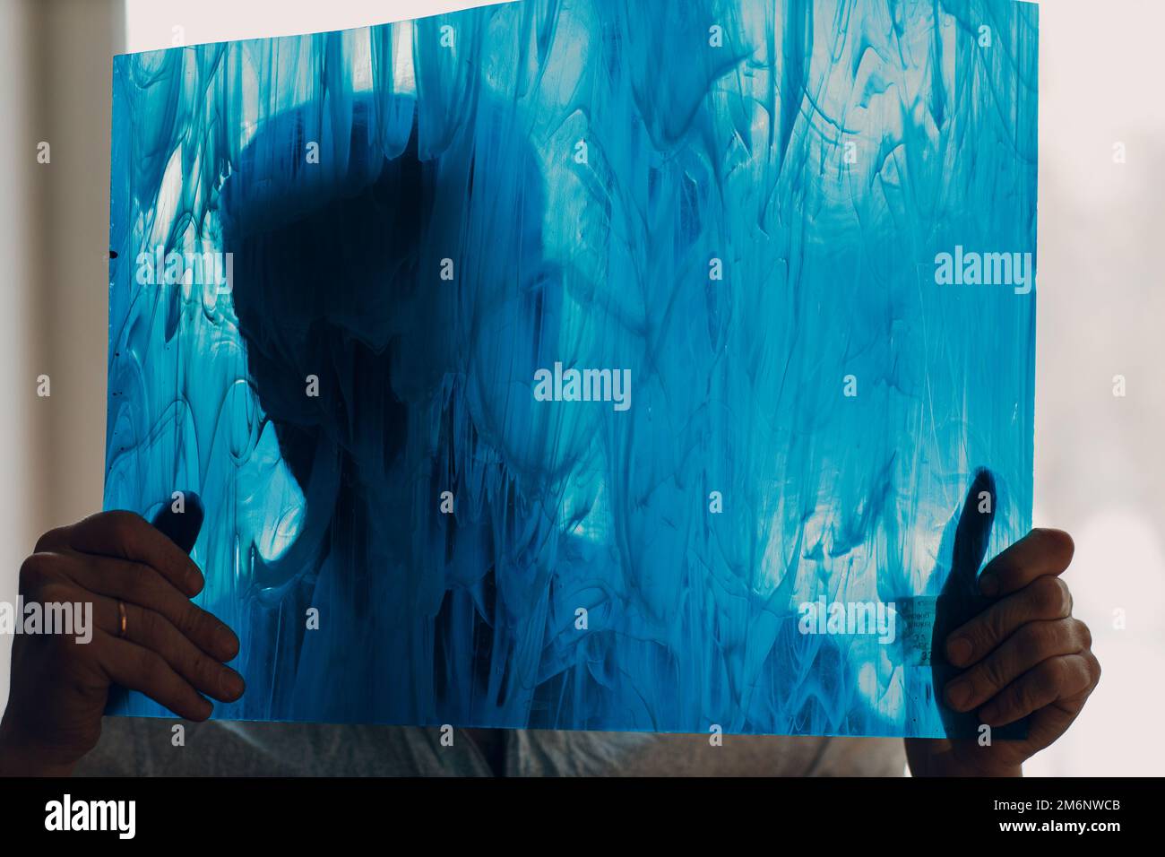 Handwerker handwerkliche Silhouette hinter Buntglas Meister männlich Überprüfung durch surreale abstrakte Musterglas Stockfoto