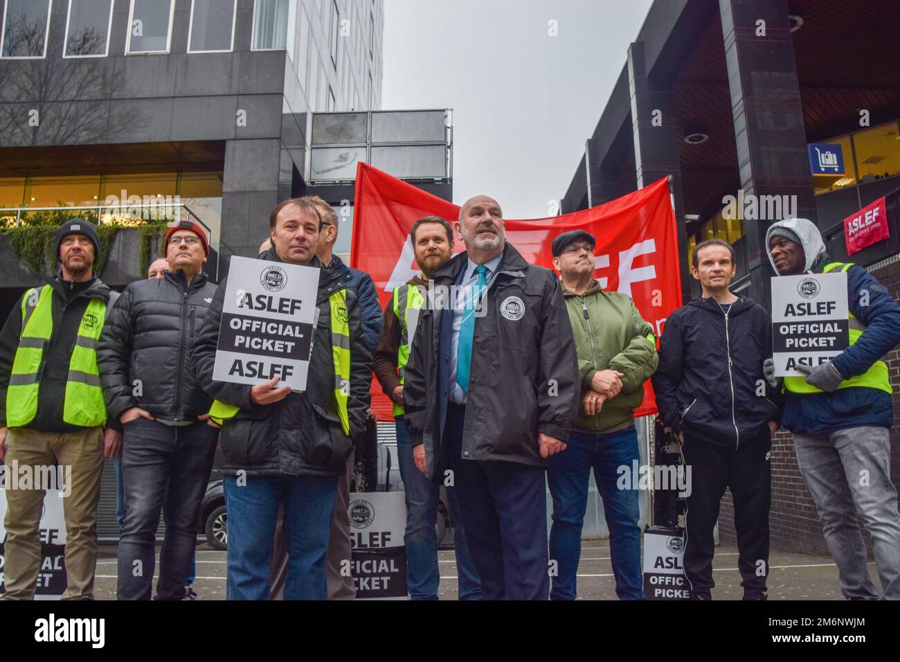 London, Großbritannien. 05. Januar 2023. Mick Whelan (C), Generalsekretär der ASLEF (Associated Society of Locomotive Engineers and Firemen), schließt sich der Streitkräfte vor dem Bahnhof Euston an, während die Zugführer weitere Streiks über die Bezahlung veranstalten. Kredit: SOPA Images Limited/Alamy Live News Stockfoto