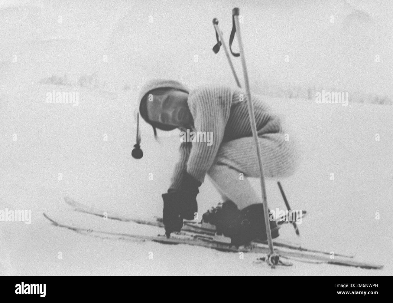 ROSI MITTERMAIER starb im Alter von 72 Jahren nach einer langen und schweren Krankheit. ARCHIVFOTO: Rosi MITTERMAIER, Deutschland, als Kind im Alter von viereinhalb Jahren, im Winter 1954/55, macht die ersten unsicheren Versuche Ski zu fahren, privat, Kinderfoto, Schwarzweißfoto, ca. 15. Februar 1955. Â Stockfoto